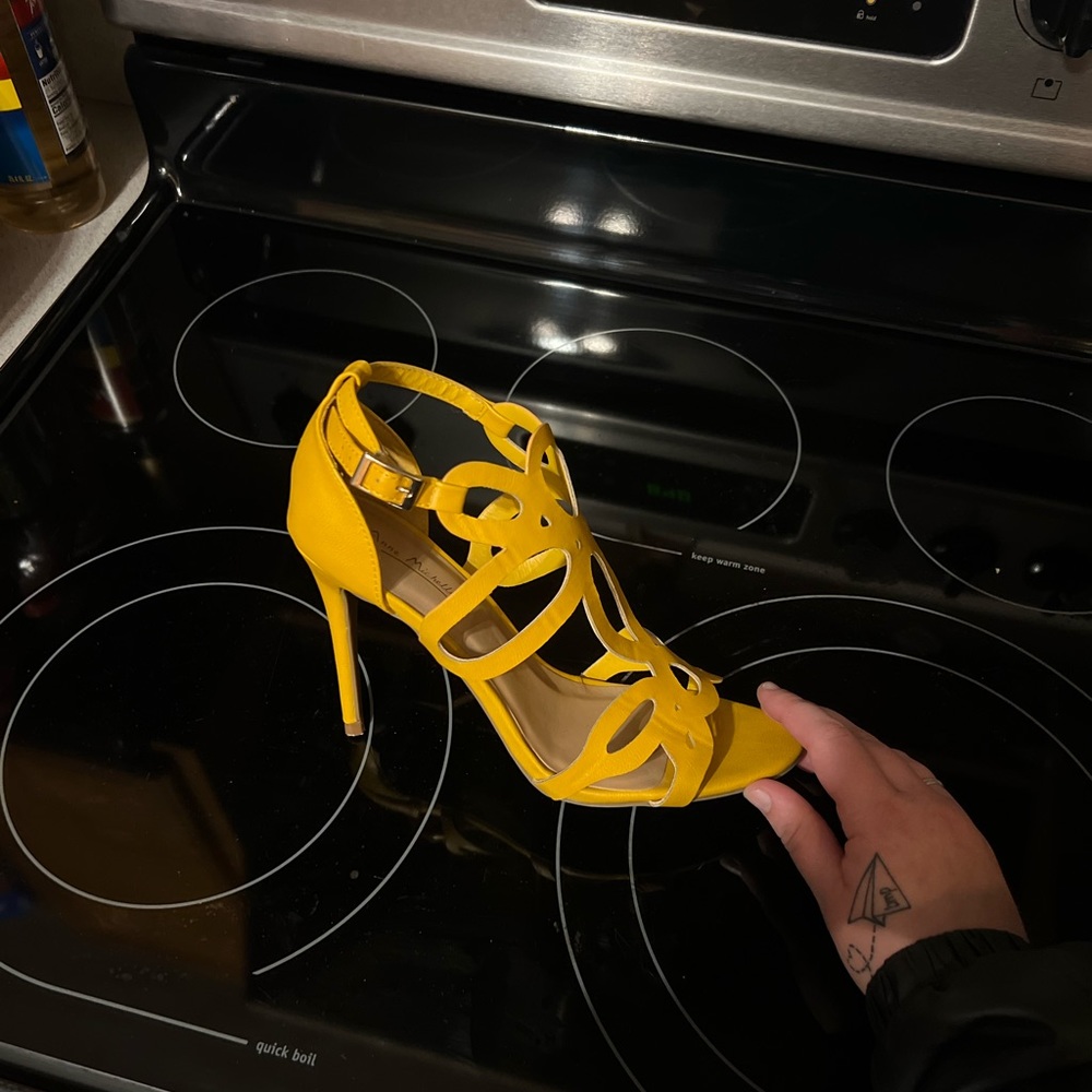 Yellow Anne Michelle size 10 heels $15